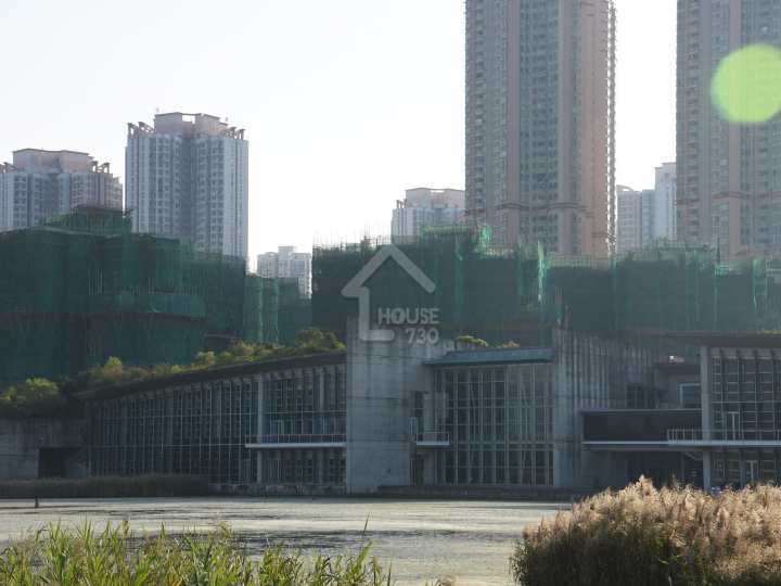 Wetland Seasons Park 附近環境 項目鄰近有16年樓齡的慧景軒,今次項目開價貼近同區二手市場,代理料將影響二手成交 - House730