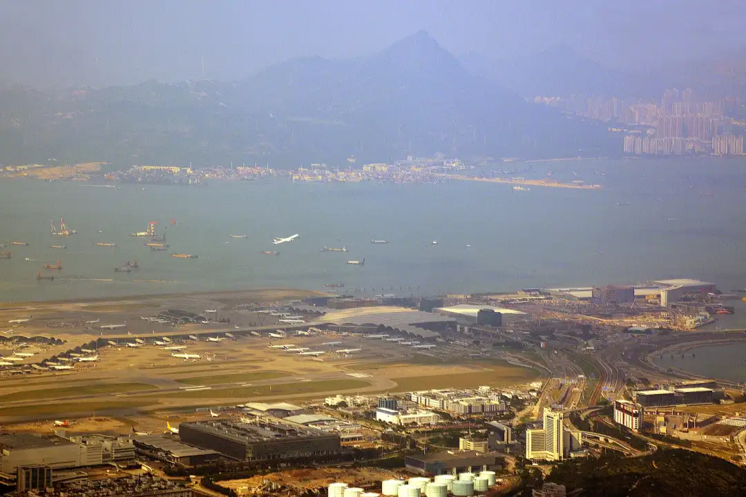 從鳳凰山可俯瞰機場全景。