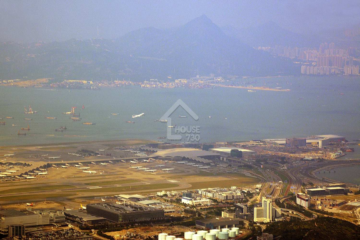 從鳳凰山可俯瞰機場全景。