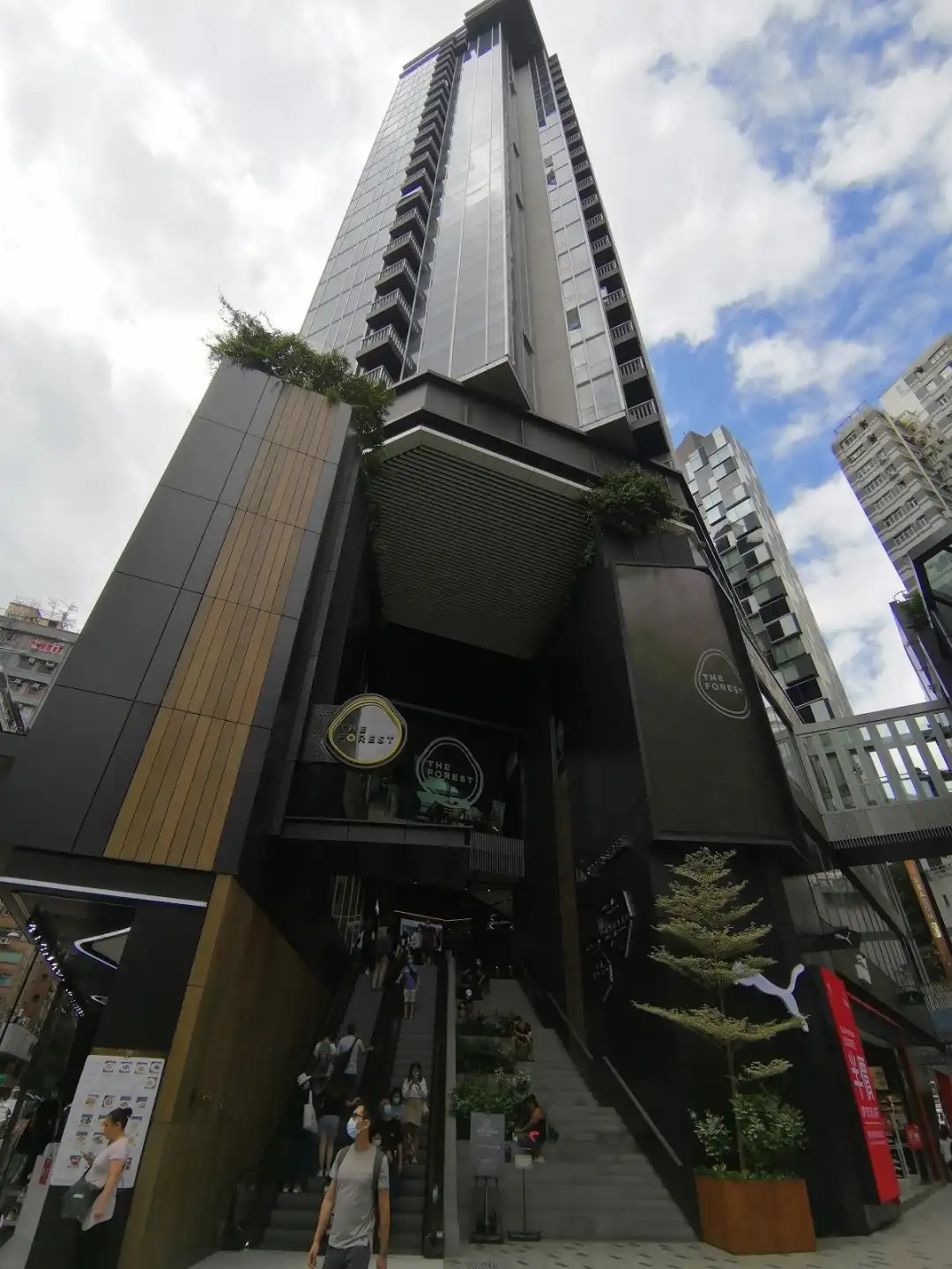 新世界及市建局合作的Skypark，屬波鞋街重建項目之一，項目基座商場The Forest，三層佔約五萬平方呎樓面。