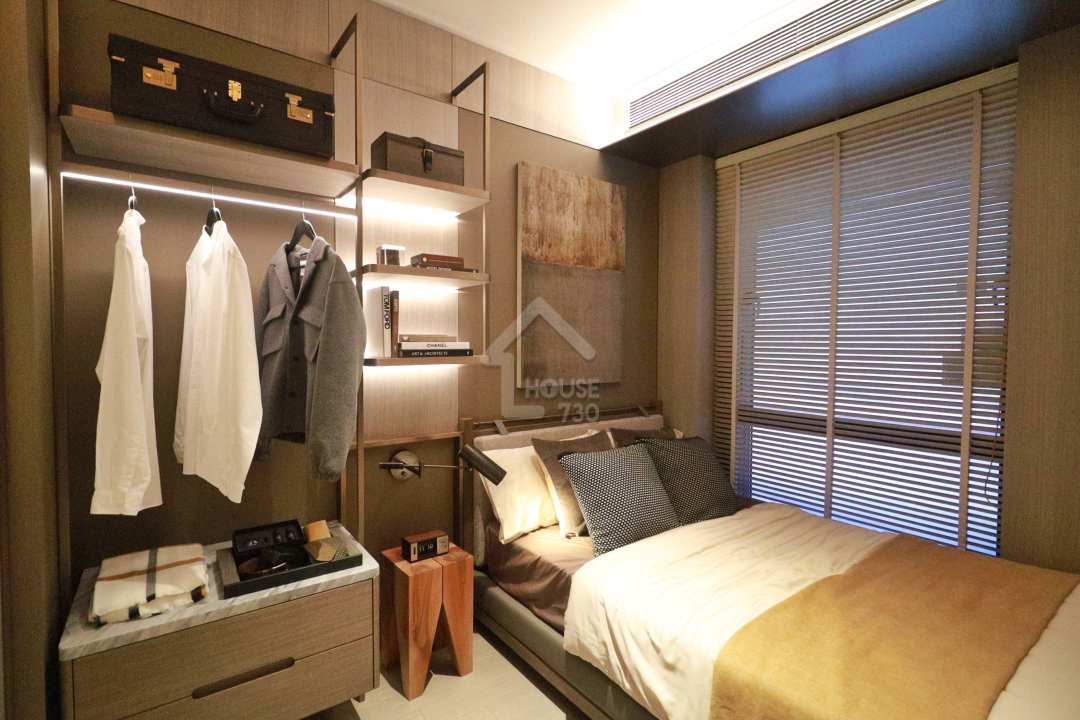 睡房的鋼框和石材設計，增加空間感之餘，亦突顯整體的簡約風格。
