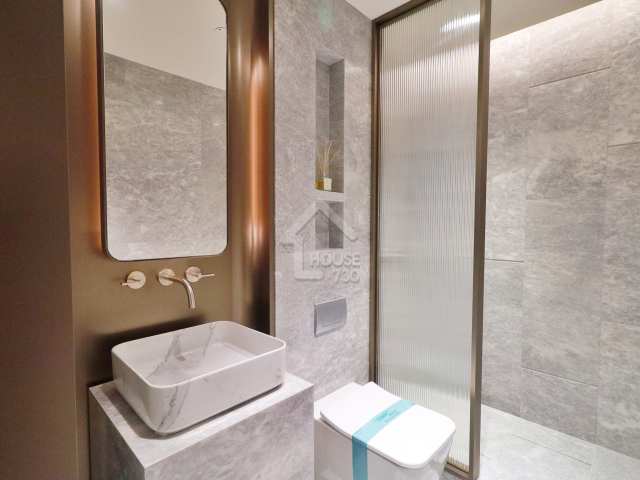 浴室亦以石材設計，簡約美觀又高雅。