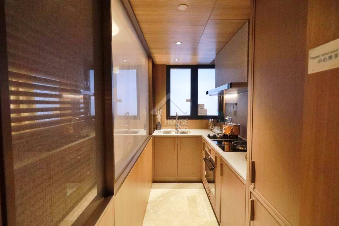 長方形廚房與大廳以特色玻璃分隔，增加通透感覺。