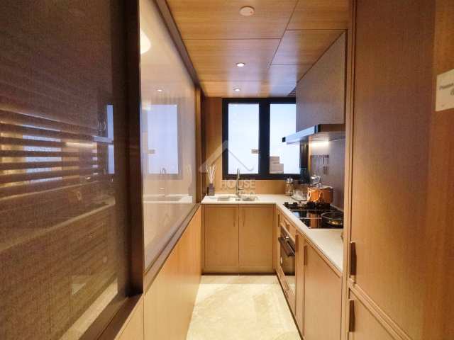 長方形廚房與大廳以特色玻璃分隔，增加通透感覺。