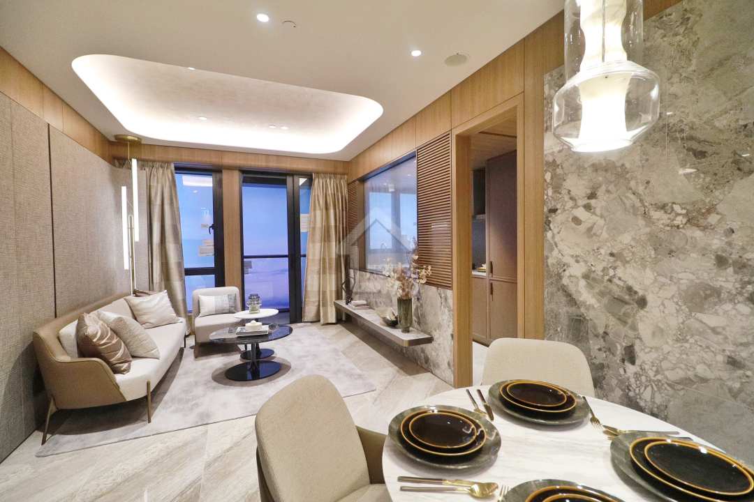 長方形客飯廳相當寬敞，配以大理石及皮革等材料，更顯高雅。