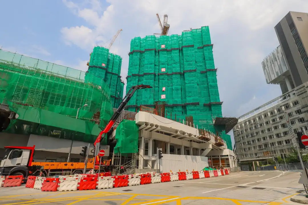 黃竹坑站車廠上蓋項目，由多個發展商分不同期數發展，多間發展商已申請預售樓花同意書，為港島區罕有大型項目。