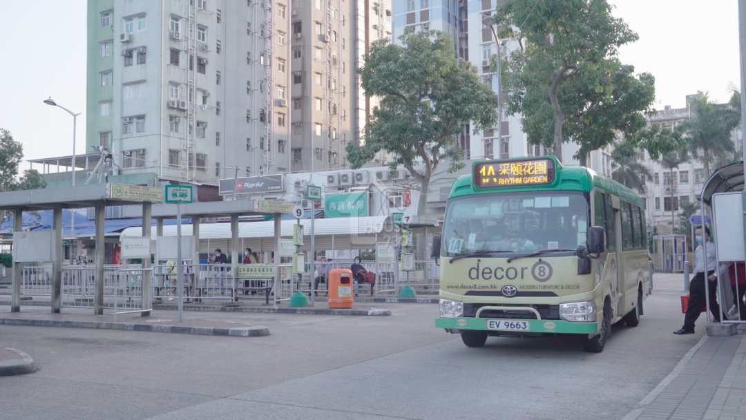 有不同路線的小巴及巴士通向市區，且班次緊密。