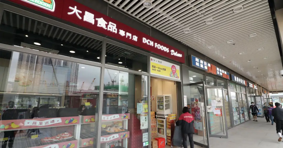 啟朗苑的小商場有多間店舖，方便居民購買日用品和冷藏食品。