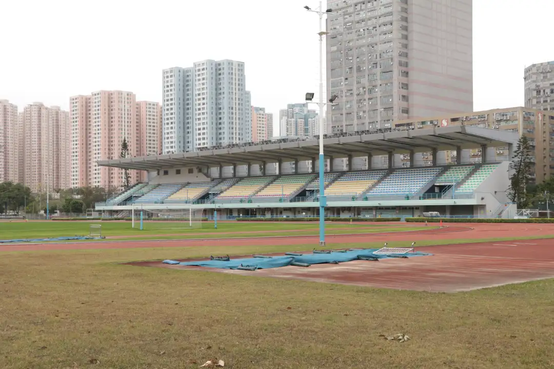 從啟晴邨步行10分鐘可達的九龍灣公園，設有足球場等設施可供租用。