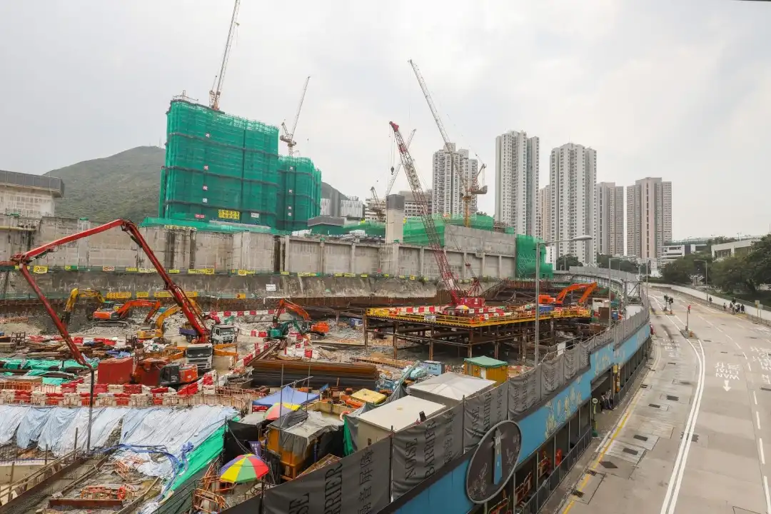 黃竹坑站物業發展項目港島南岸合共六期，由路勁基建夥平安不動產合作發展的第一期晉環涉約815伙。