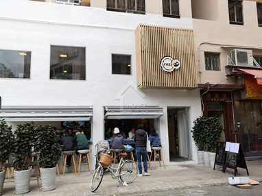 街角開設的特色咖啡店，充滿文青格調。