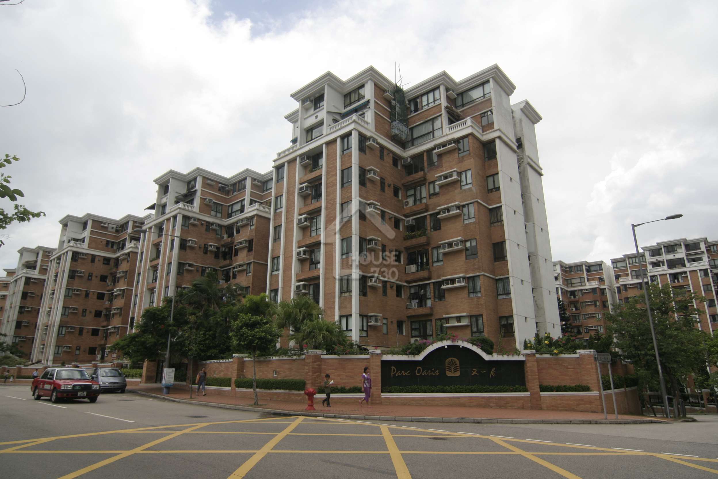 又一居建於1995年，屬九龍塘豪宅項目。