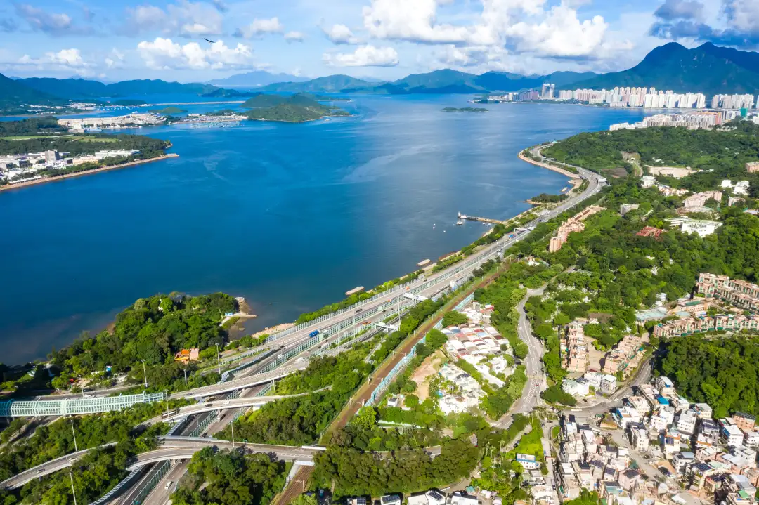 白石角位於吐露港沿海一带，部份单位可享辽阔海景。