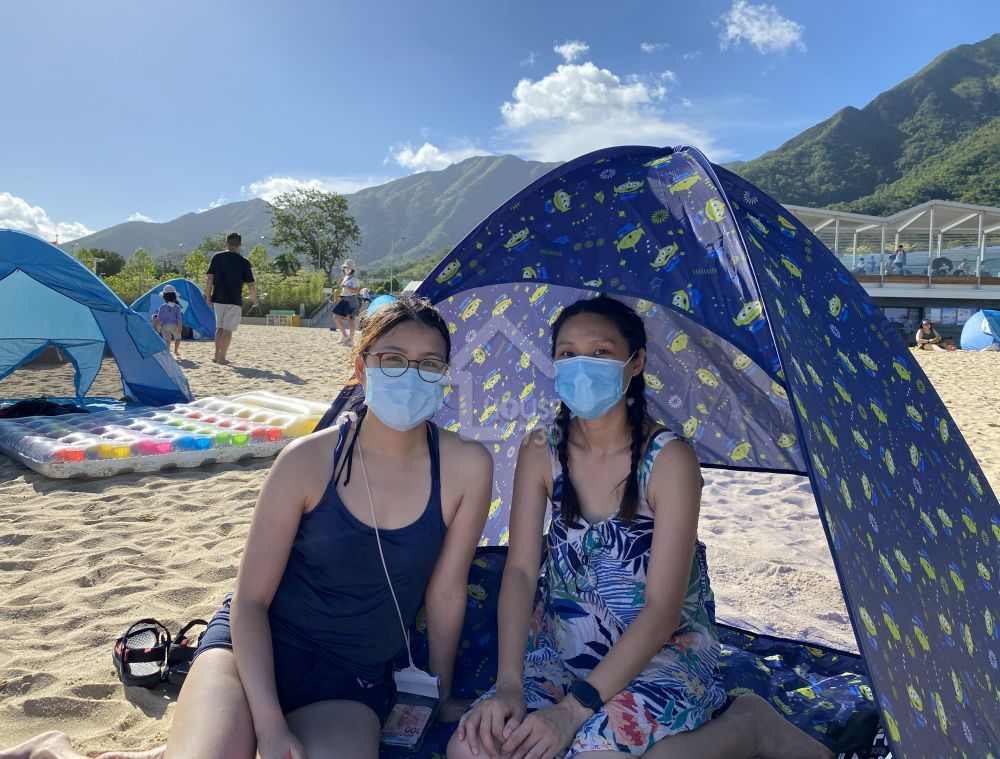 大埔居民唐小姐（右）和陳小姐（左）表示，很開心龍尾有個沙灘，令她們不用長途跋涉，前往港島的泳灘。