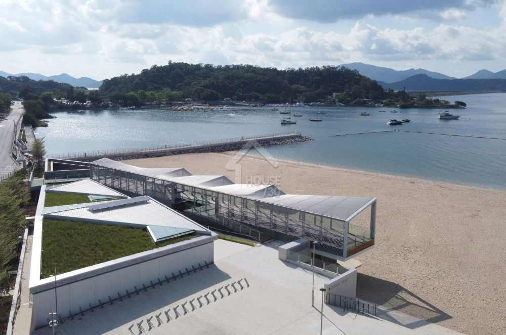 觀景台頂部以鋁管交織成波浪形態。