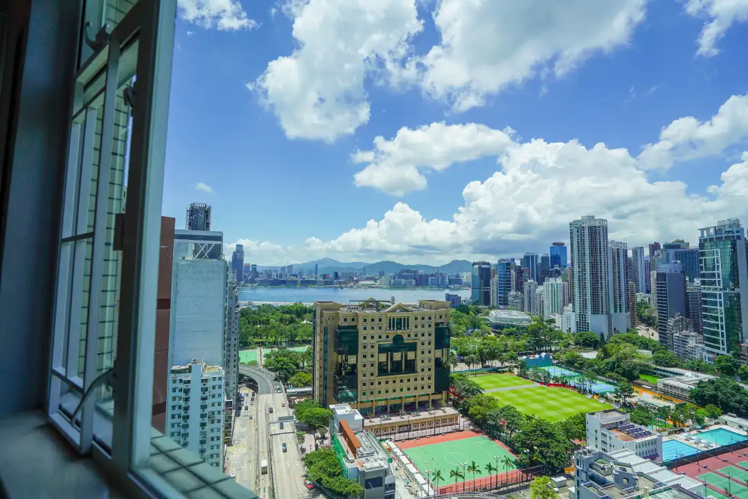 外望中央圖書館及球場，遠望更可見獅子山。