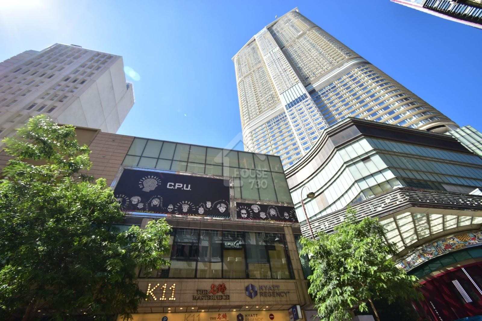 名鑄座落港鐵尖沙咀站上蓋，K11為基座商場，盡擁九龍區遠景及維港海景，絕對稱得上是鬧市中的豪宅。