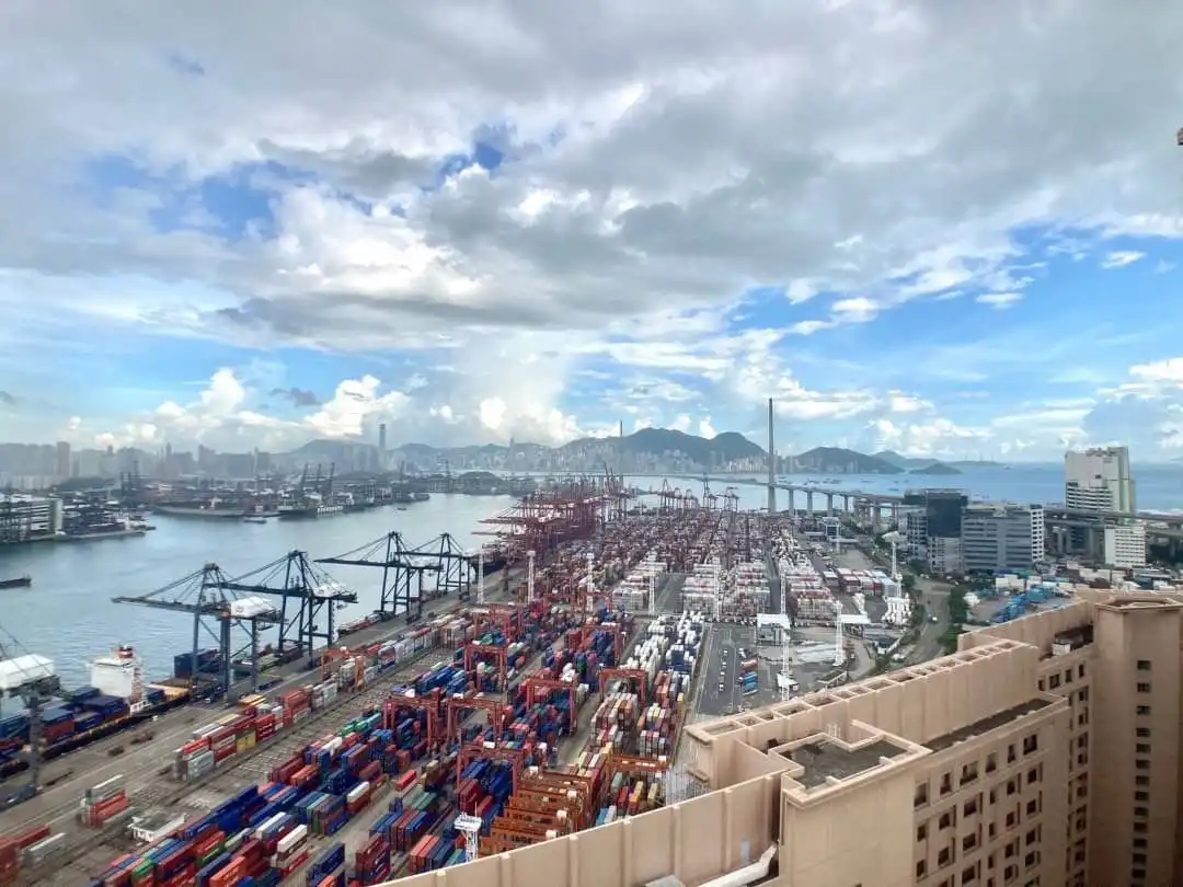 单位连天台,可望整个蓝巴勒海峡海景,景观非常广阔。(相片由市场提供)