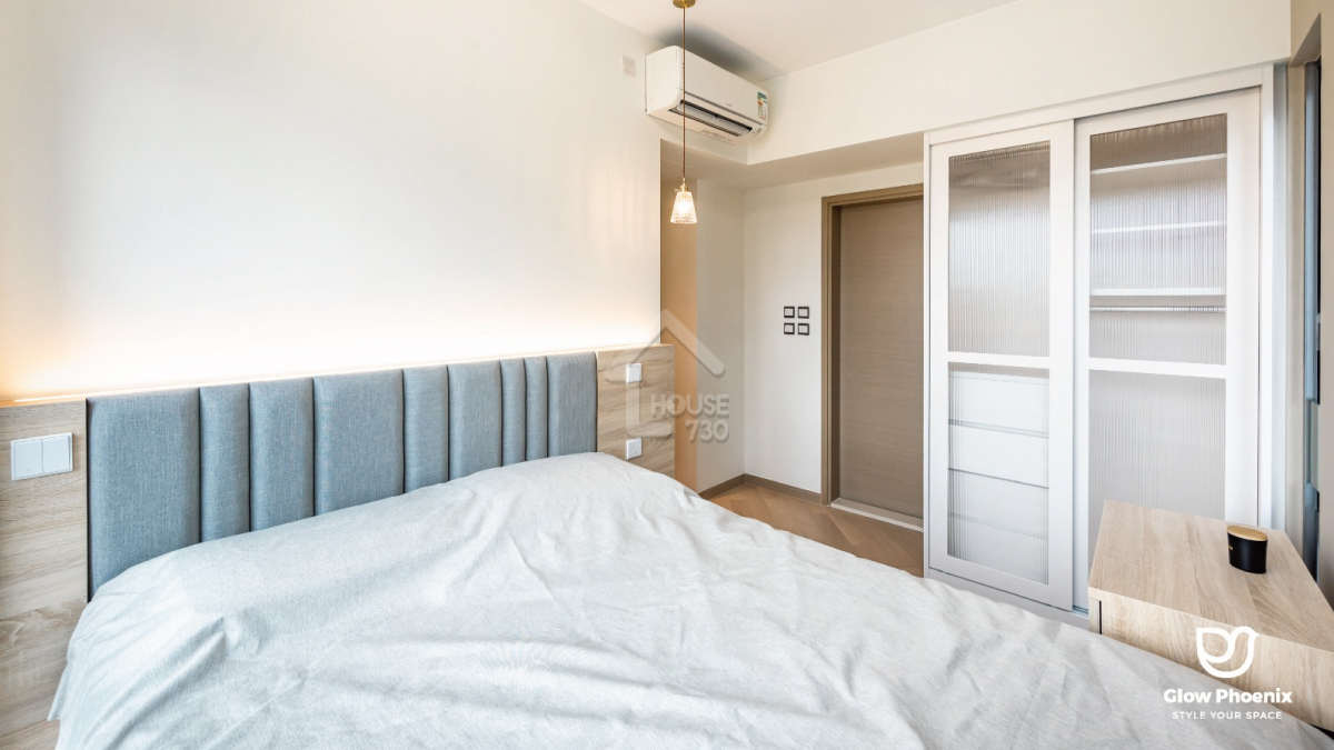 睡房以淺木色及白色為主，衣櫃門用條子玻璃增加通透感，減低睡房的壓迫感。