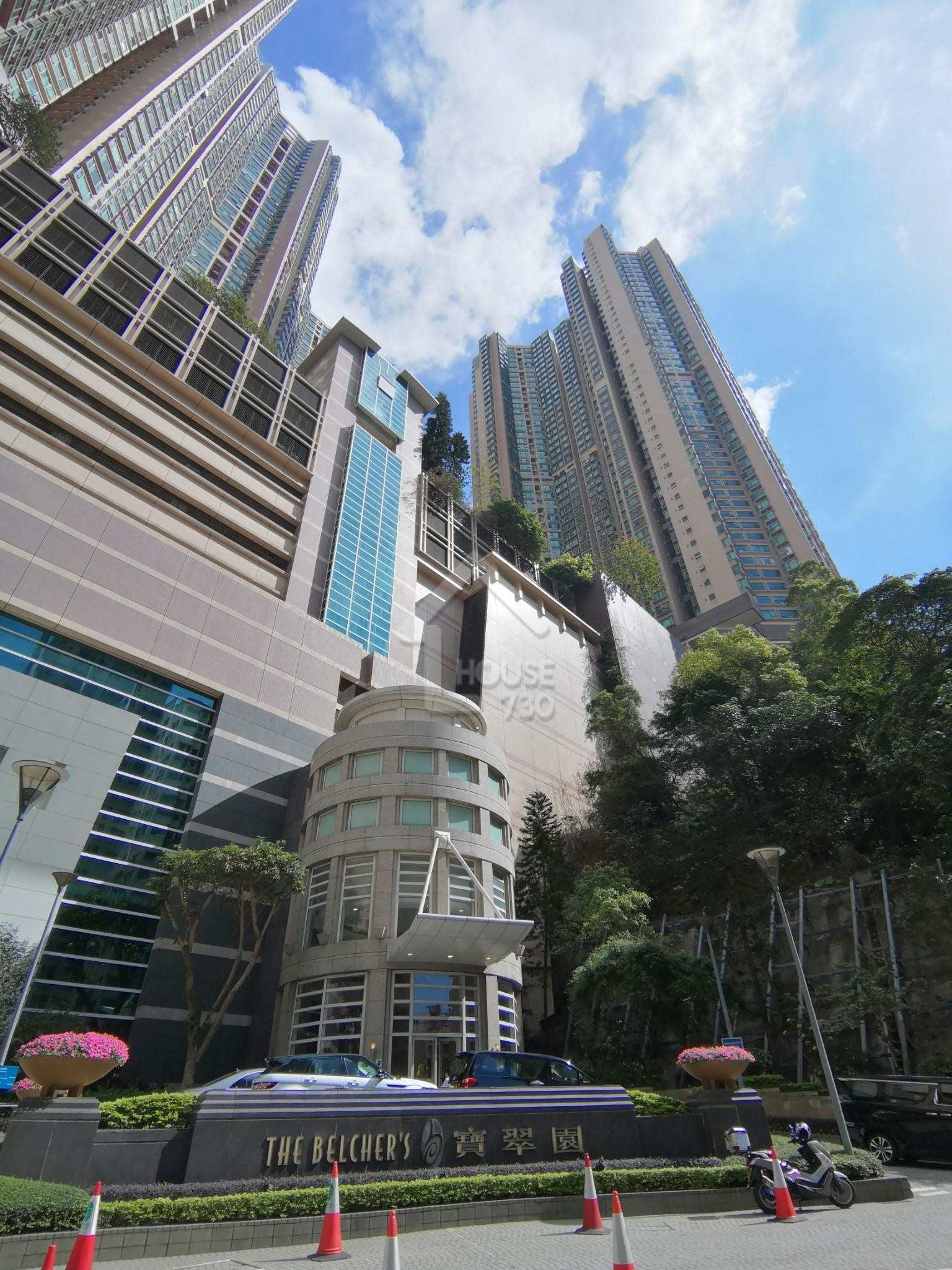 鄰近港鐵香港大學站的寶翠園，平均成交呎價為27,421元，以名校區港鐵站豪宅而言，性價比算是相當高。