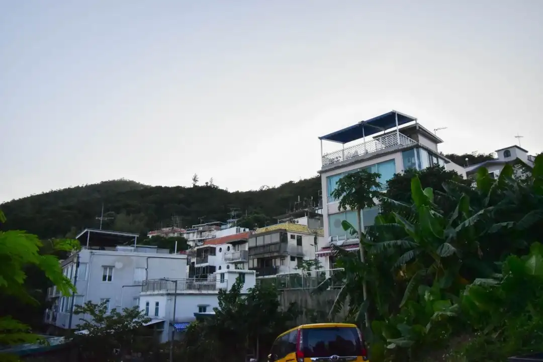 接近宝琳南路的茅湖仔村，距离港铁宝琳站约七分钟车程，标榜坐拥开扬远景及附设大露台。