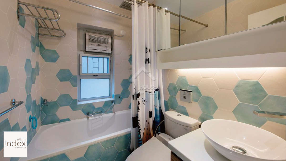 為打破一般洗手間白色的沉悶感覺，設計師特意將淺藍色六角型花紋磚粉飾牆身及浴缸，予人清新又具時尚感。