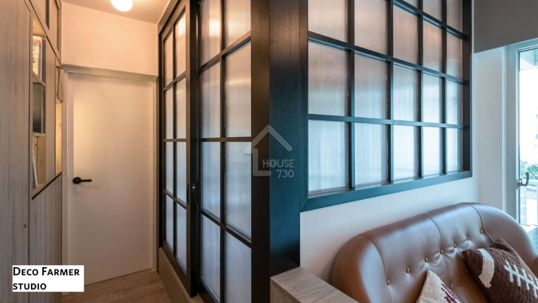 採用光度高的落地方格玻璃趟門和屏風設計,讓光線提升至全屋,感覺開揚亦可增加私隱度。