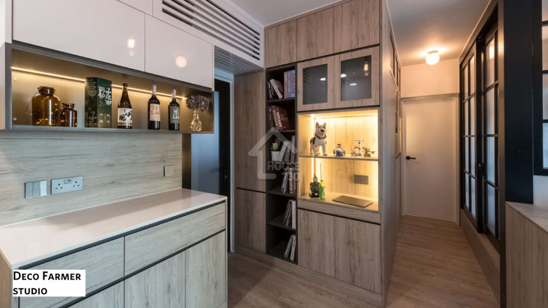 地板及木櫃均採用柔和楓木色調，溫馨風格由走廊一直伸延至房間，滲出柔和溫韾的家庭溫暖感。