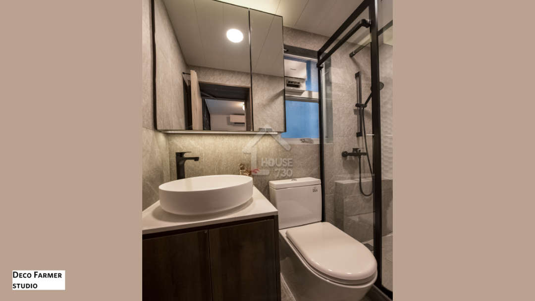 洗手間則以灰色牆身，黑色邊框為配襯，與全屋輕工業風互相呼應。