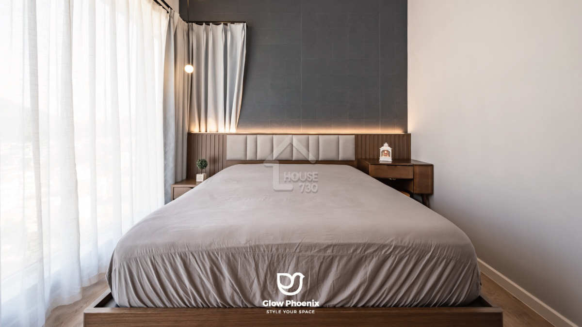 主人房床頭使用了灰藍色皮紋修飾，配上深木色傢俬，感覺舒適仿如置身大自然。