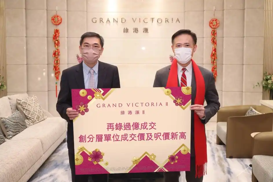 長沙灣新盤GRAND VICTORIA II連環沽出2伙單位,4房戶創下呎價3.6萬新高價。信置集團聯席董事田兆源(右),左為會德豐地產黃光耀。