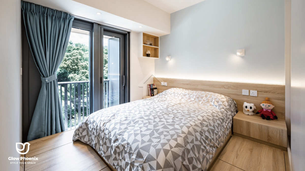 睡房以橡木紋傢俬為主色，配以柔和的天空藍牆身，營造一個舒適自在的休息空間。