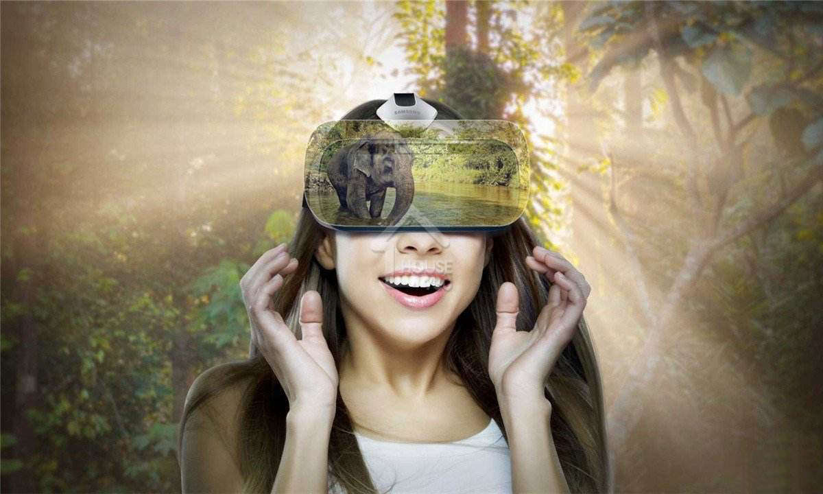 有些虛擬旅行，還可以帶上VR眼鏡去玩呢。