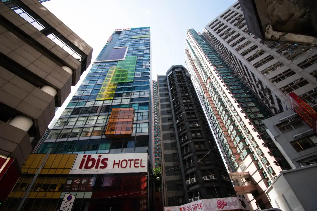 邻近上环西港城的宜必思香港中上环酒店（ibis），向城规会申请改划为单幢住宅，提供284伙。