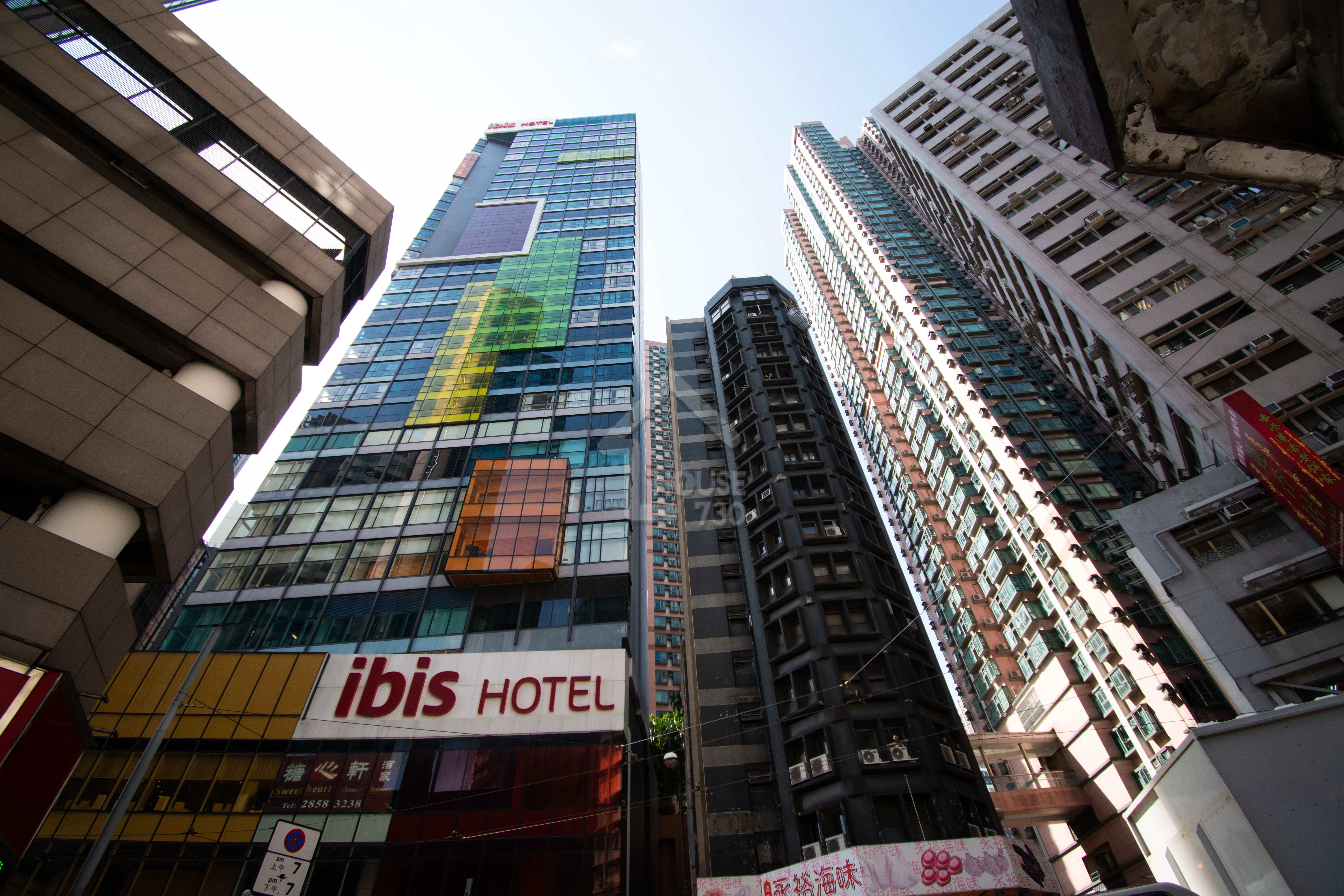 鄰近上環西港城的宜必思香港中上環酒店（ibis），向城規會申請改劃為單幢住宅，提供284伙。