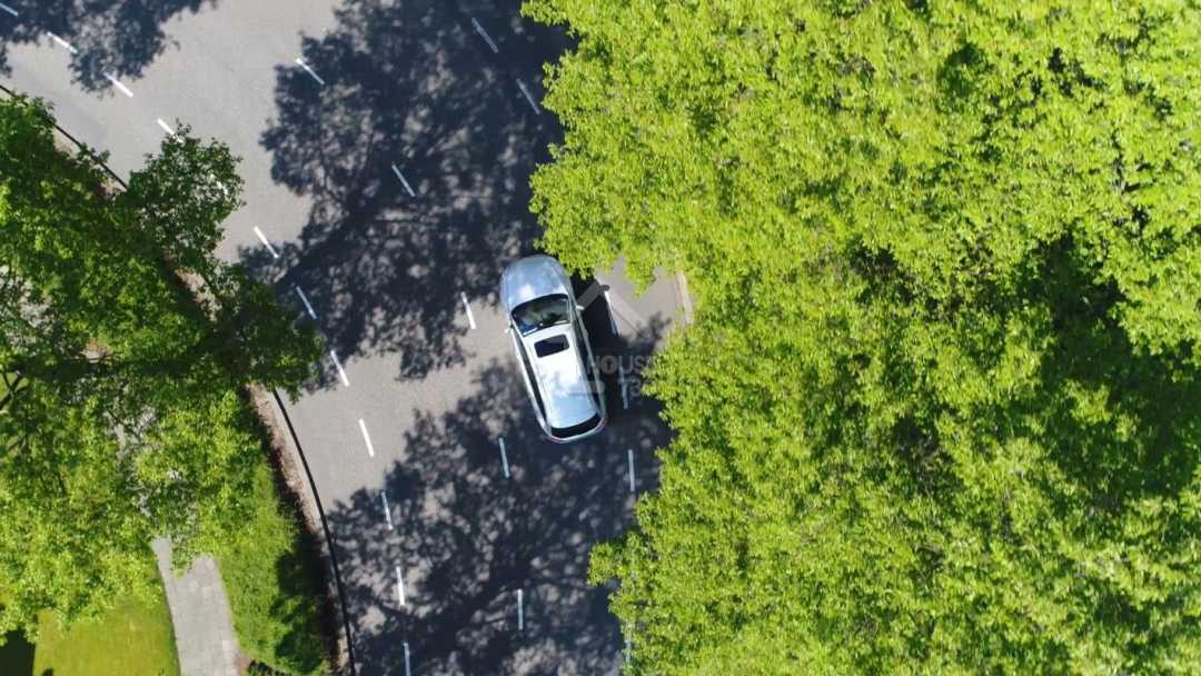 電動車發出動力時沒有聲音，令司機減卻了對車速的感知。所以要多看速度計，確認當時車速。