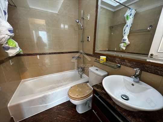 Tsuen Wan Mid-levels THE CAIRNHILL Middle Floor Master Room’s Washroom House730-6044018