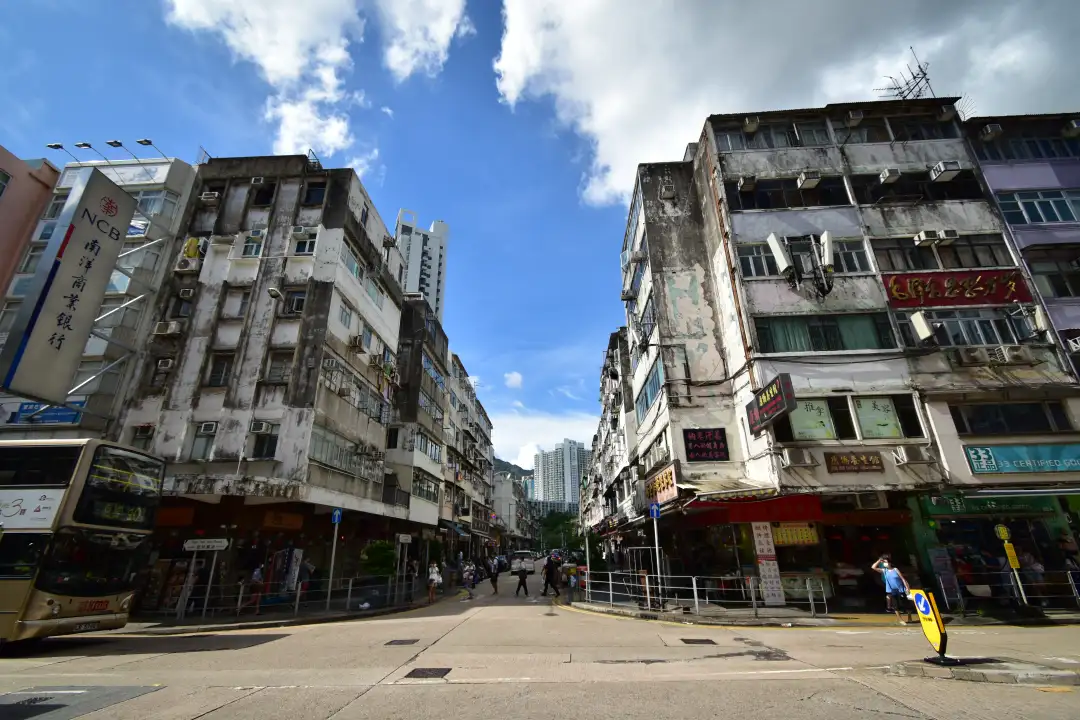 市建局宣布，启动九龙城衙前围道／贾炳达道大型重建方案，三个地盘重建后料提供4,350伙中小型住宅单位。