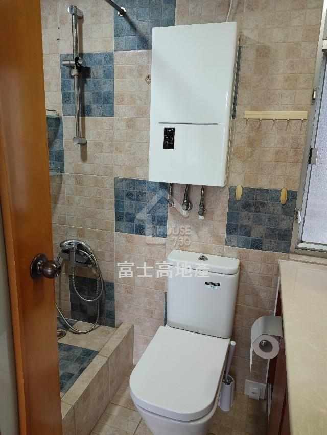 Tsuen Wan Hoi Bun RIVIERA GARDENS Middle Floor Washroom House730-6128202