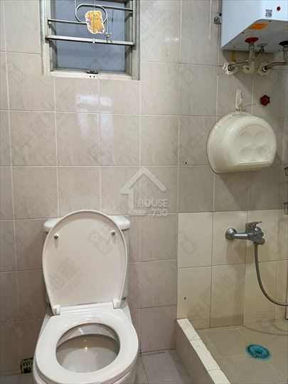 Tai Wo BEAUTIFUL GARDEN Middle Floor Master Room’s Washroom House730-6691229
