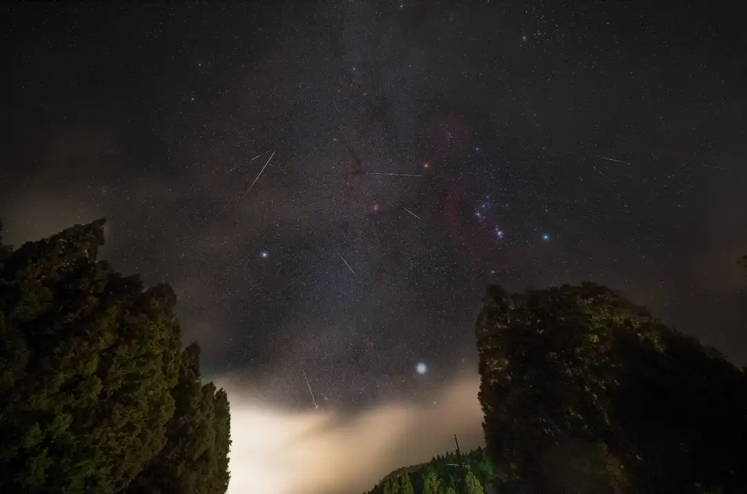 双子座流星雨：资深的摄星人如不动明王，不但捕捉到流星雨，更能将银河同星云拍入相中。（摄影：不动明王）