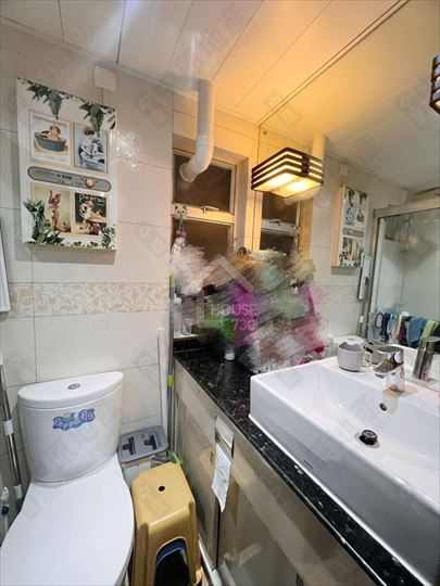 Tin Shui Wai KINGSWOOD VILLAS Middle Floor Master Room’s Washroom House730-6864046