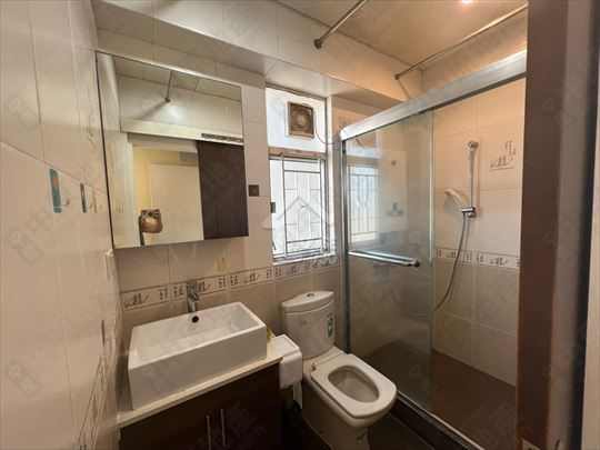 Yuen Long Town Centre YUEN LONG PLAZA Upper Floor Master Room’s Washroom House730-6935174