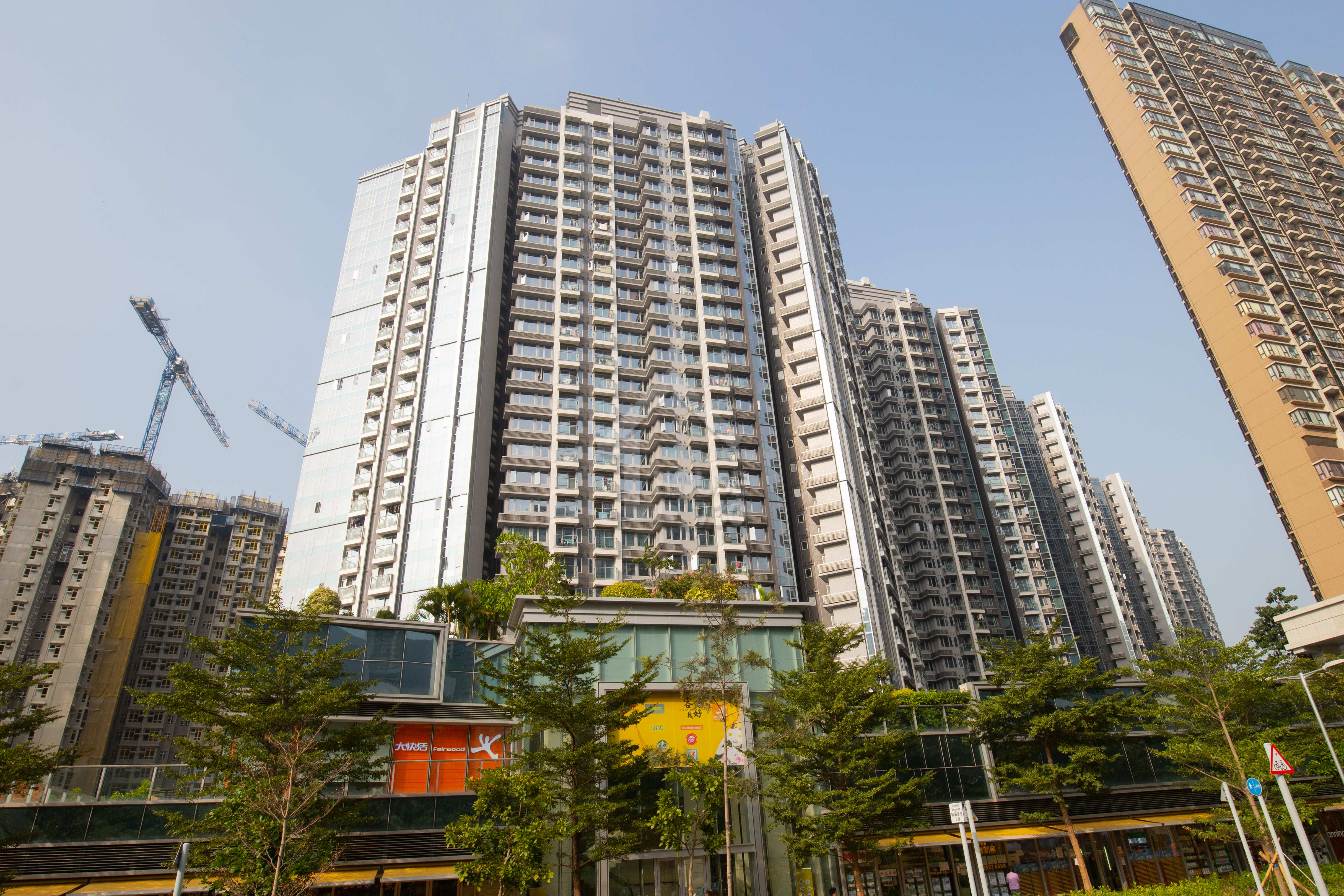 東涌東環的二手成交呎價跌至約1.26萬元，一年間跌18%，是區內跌幅較大的屋苑。