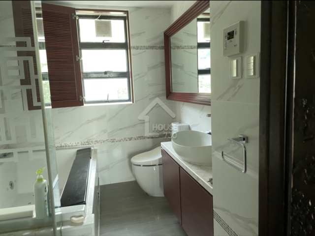 Mid-Levels Central THE MAYFAIR Middle Floor Master Room’s Washroom House730-5173435