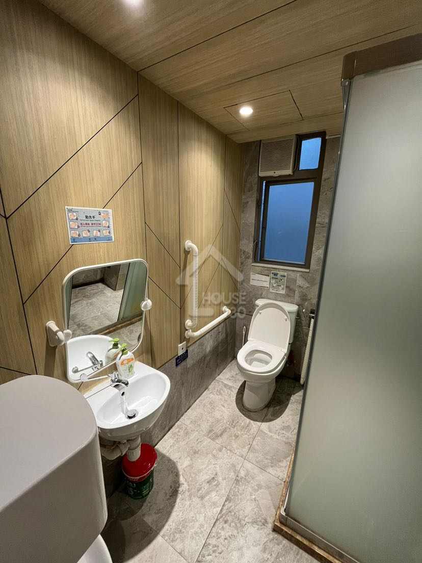 Sheung Kwai Chung  SANG CHONG INDUSTRIAL BUILDING Upper Floor Washroom 洗手間 House730-5151377
