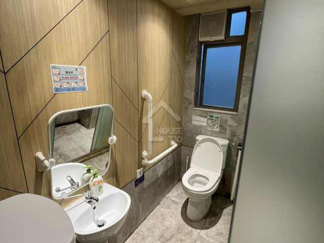 Sheung Kwai Chung  SANG CHONG INDUSTRIAL BUILDING Upper Floor Washroom 洗手間 House730-5151377