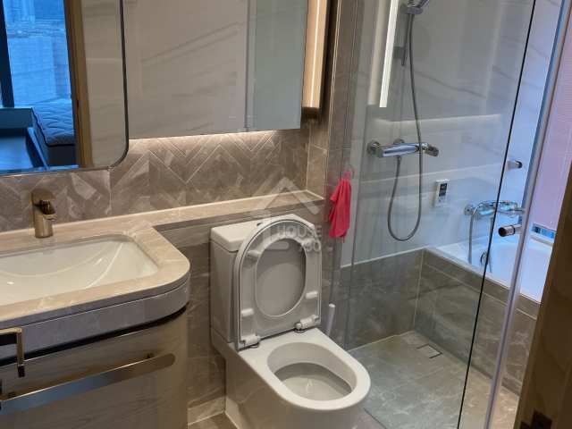 Kwun Tong GRAND CENTRAL Middle Floor Master Room’s Washroom House730-5138807