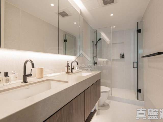 Mid-Levels West RHINE COURT Upper Floor Master Room’s Washroom House730-6414275