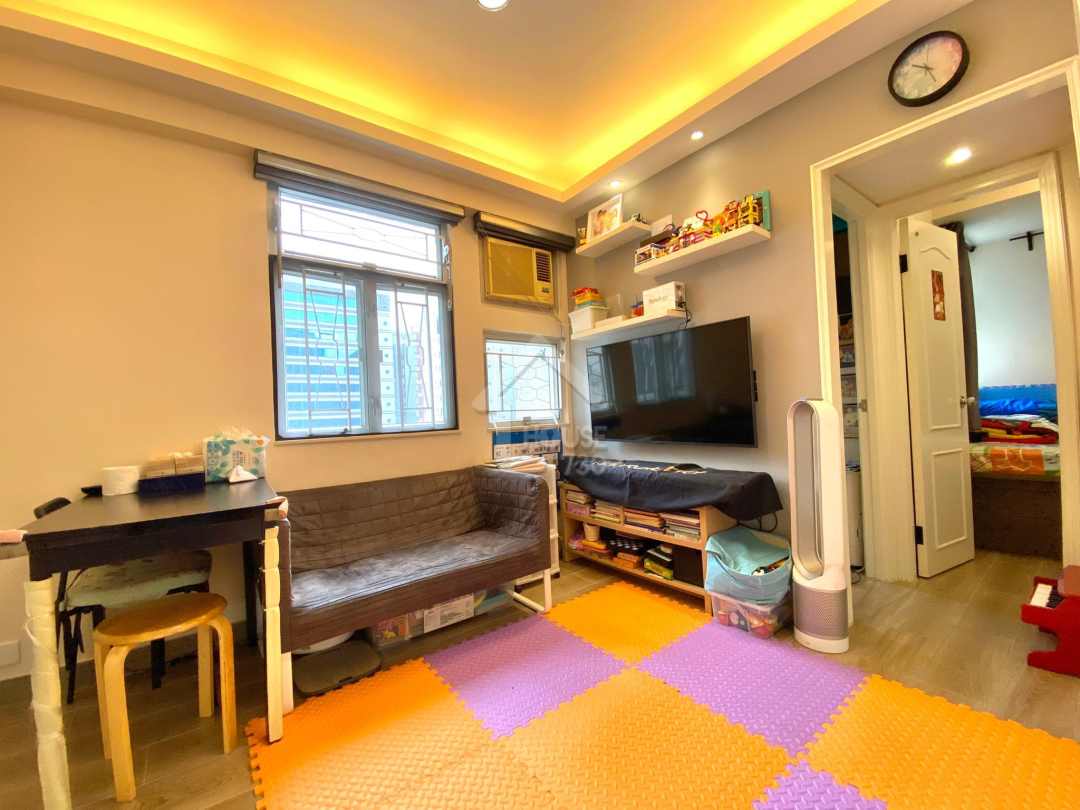 Shau Kei Wan HONG WAH MANSION Upper Floor Living Room House730-5907830